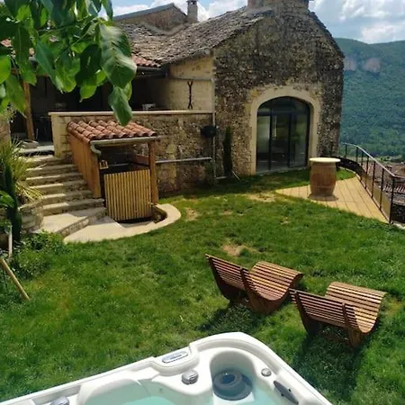 De La Louverie Vila