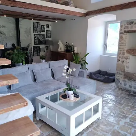 Villa De La Louverie
